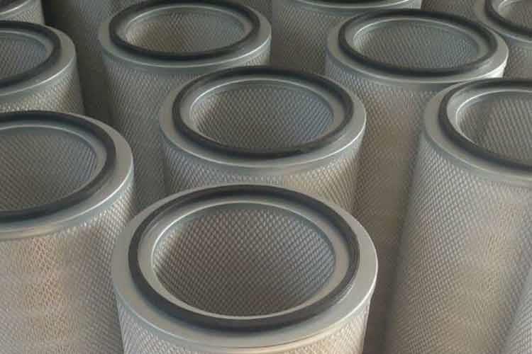 克服和避免了除塵濾筒因使用時間長，粘接不牢固而出現的掉蓋的可能性，使濾筒的使用壽命獲得了保障