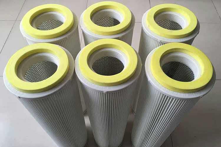 鉆井機除塵濾筒在正常操作下，含塵空氣經頂部入口進入HR型除塵器，然后向下經導流板分散后通過濾芯