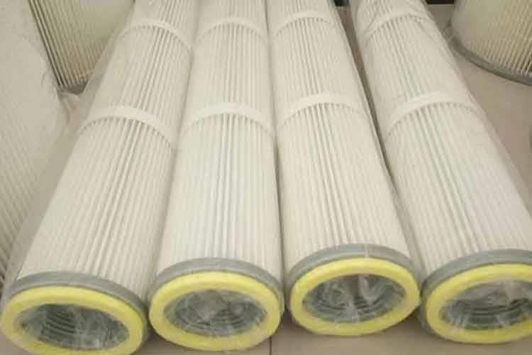 粉塵即被阻擋在濾芯外表面上，過濾后的清潔空氣經濾芯中心進入清潔空氣室，通過出口管排出