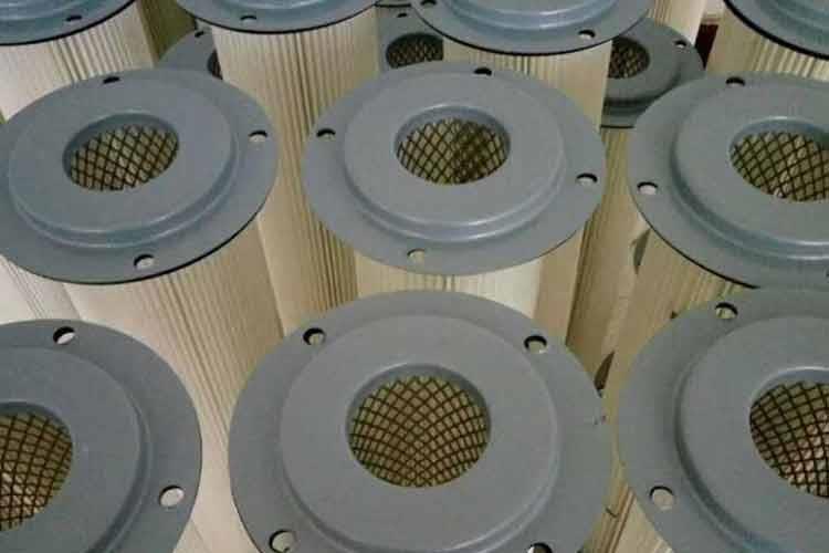 內外支撐保護骨架均采用0.6mm以上高強度、防腐性能好的鋼板網或沖孔網，支撐力度大可防止濾筒吹破吹爆吸癟