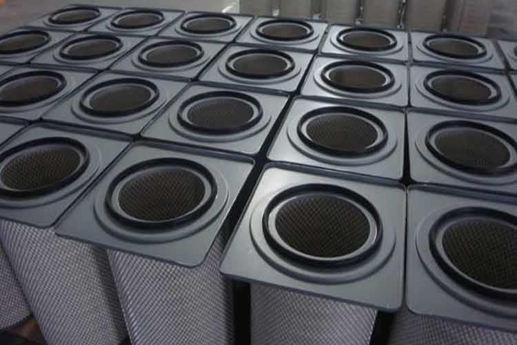 組合式除塵濾筒構(gòu)造分為頂蓋、金屬框架、褶形濾料和底座等四部分