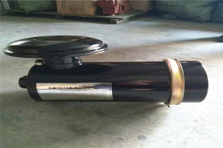 有些運用者在保養柴油機空氣濾清器時，丟掉濾芯的上下密封橡膠墊圈及油罩，使柴油不經過濾芯過濾