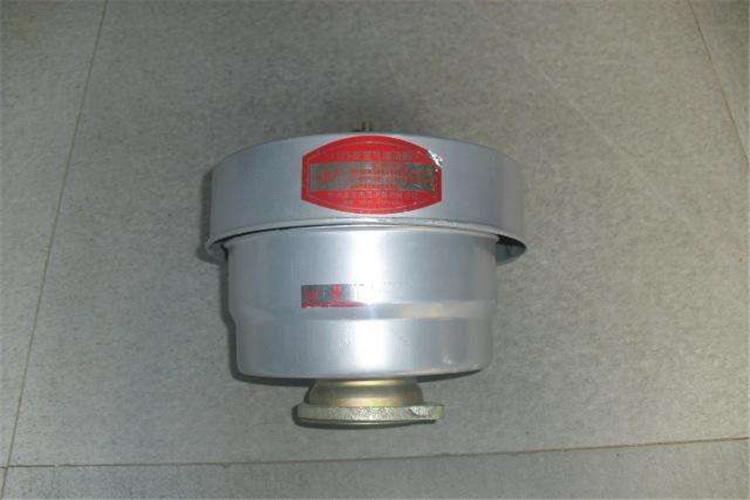 有人在保養柴油機空氣濾清器時，拆開濾清器后，發現其內部和濾芯特別潔凈沒有一點雜質和水分，即以為運用的柴油非常潔凈