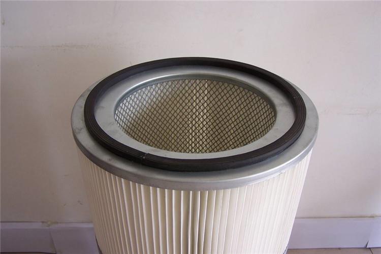 風(fēng)機除塵濾筒主要是由風(fēng)機，濾筒還有控制柜和箱體幾大部件組合而成的，其中利用風(fēng)機將粉塵吸入箱體內(nèi)