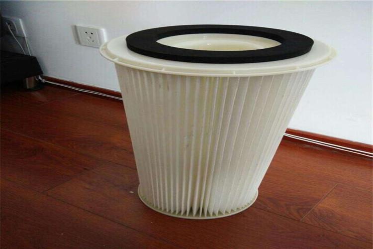 風(fēng)機除塵濾筒還有一個顯著的特點就是，體積小凈化面積相對于布袋除塵器來說要大很多，這主要是源于濾筒除塵器的濾筒呈褶皺狀的無形中增加了過濾面積