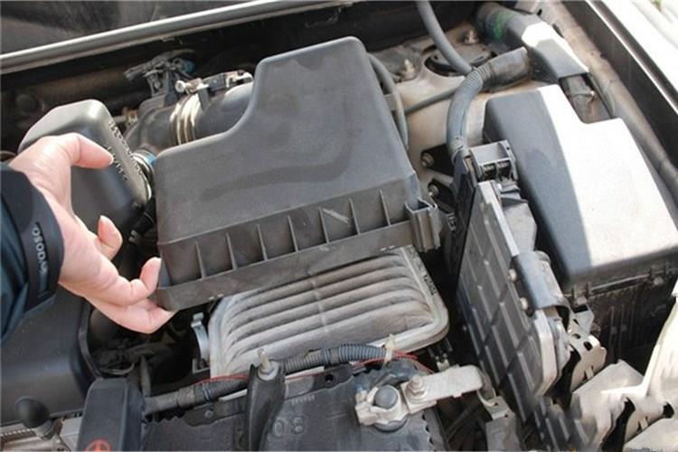 干式空氣濾清器在維護(hù)時，取出濾芯，輕輕敲擊端面，灰塵即可掉下，同時可用毛刷輕刷沾污表面