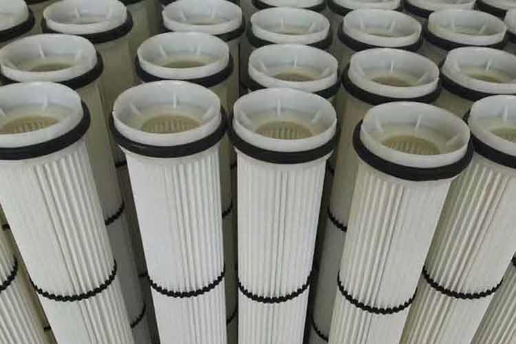 電廠除塵濾筒在使用過程當中應該滿足機器的空間要求，首先這是一個不大的設備，除塵濾筒廠家會根據(jù)機器設備的不同和預留的空間