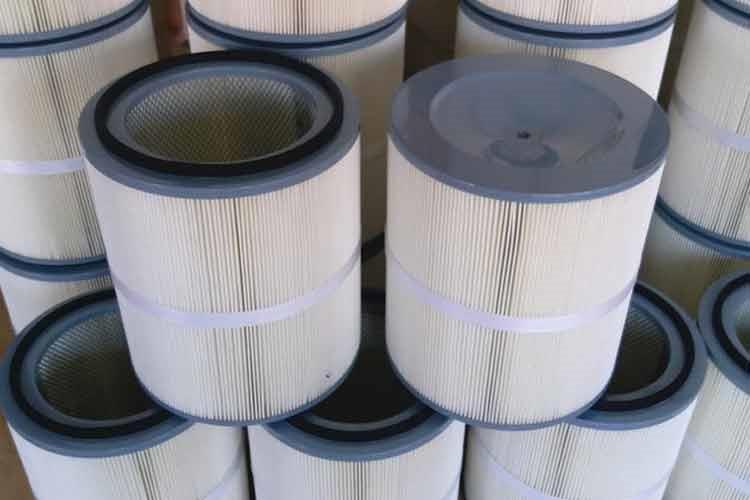 卡盤式除塵濾筒管路系統與該噴吹安裝組件結構的結合，使脈沖噴吹清灰時氣流分布均勻，提高了清灰效率