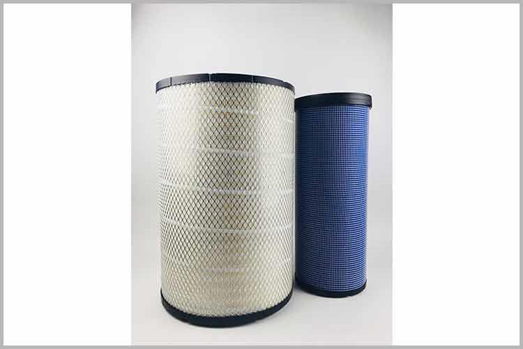 找到液壓空氣濾清器位置，將空氣濾清器從安裝支架上拔下來，將接油杯放在油管下方，并用鉗子拆掉原來兩邊的一次性管箍