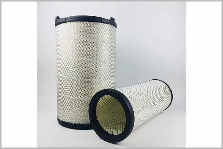 清潔高流量空氣濾清器殼體內(nèi)部，檢查密封面、固芯卡、氣管等是否有裂紋、穿孔或損壞