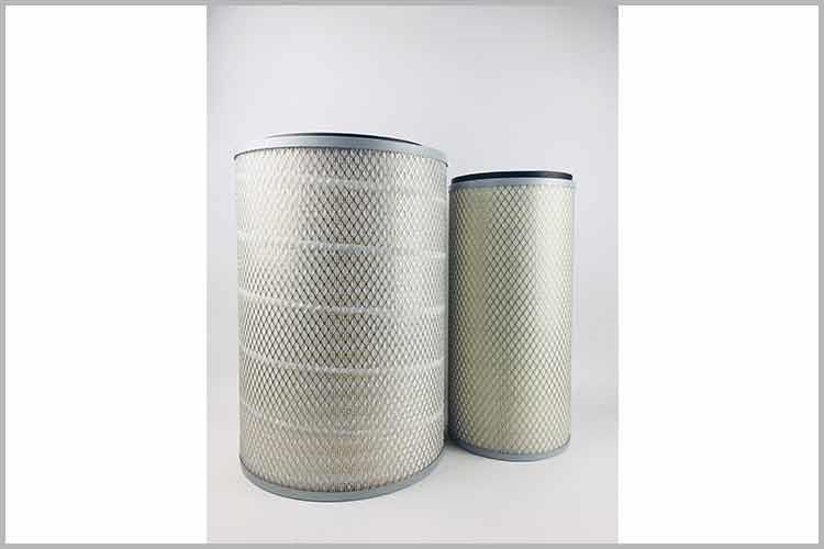 再一個就是發動機的進氣道也會臟，這個灰塵它不光是跑到發動機里面去的，這個管子上面，有可能也就留在那邊了