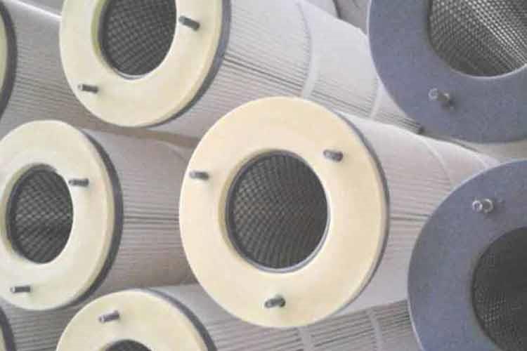 首先要查看聚酯纖維除塵濾筒是不是有污垢，有的話能夠悄悄擊打除塵濾筒外部，也能夠用壓縮空氣由里向外吹，鏟除濾筒上的積塵，沒有壓縮空氣可先用木棍悄悄擊打除塵濾芯，再用毛刷輕刷外部污垢