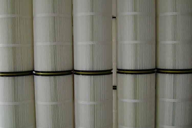 聚酯纖維除塵濾筒停機后，在無引風的情況下仍應開動噴吹清灰機構