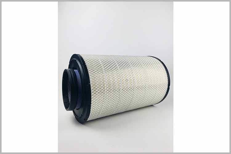 打開車輛前引擎蓋，通常在面對發動機的右側方向，只要用起子把空濾盒上的固定螺絲打開，就能看到轎車空氣濾清器了