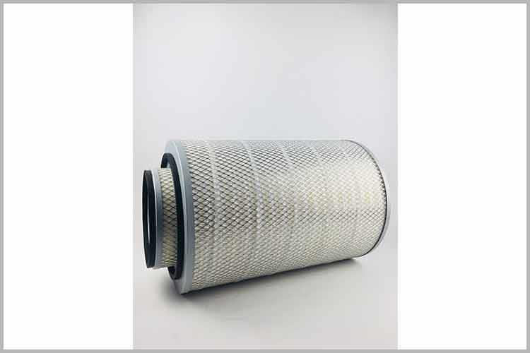 與正品康明斯空氣濾清器相比，劣質(zhì)產(chǎn)品的濾紙往往折數(shù)較少，間隙大，硬度差，做工也都比較粗糙，形狀易扭曲松垮，高低厚薄不均勻