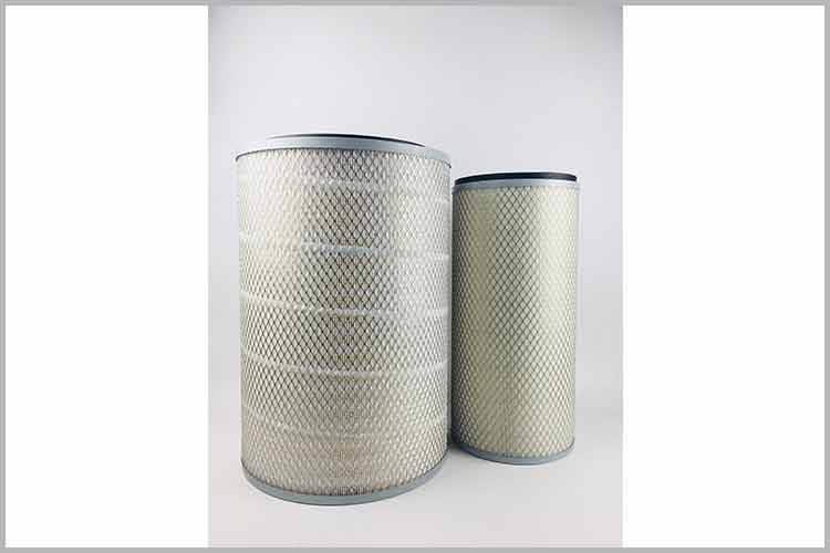 經常檢查和清理客車空氣濾清器離心除塵罩上的排氣孔，使它保持暢通，倒盡積塵盤中的塵土