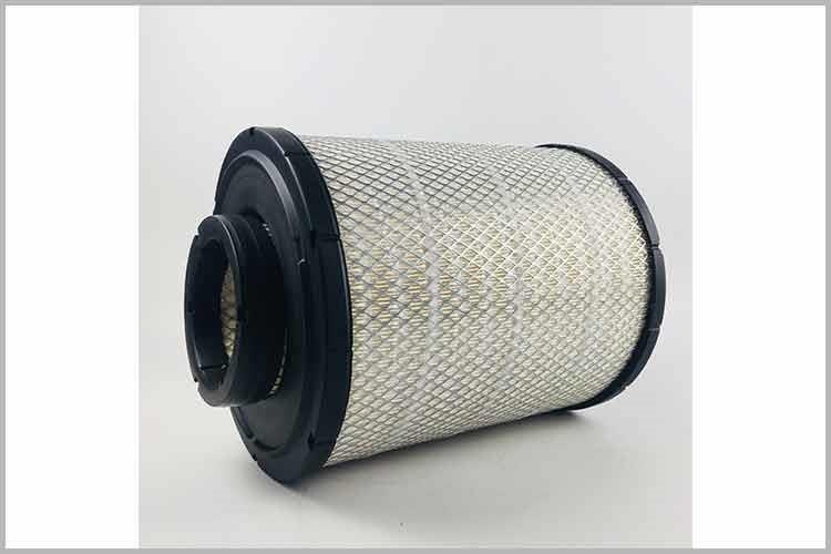 空氣濾清器的更換周期為1.5萬公里更換一次，汽車濾清器經常在惡劣環境中工作的車輛應當不超過1萬公里更換一次