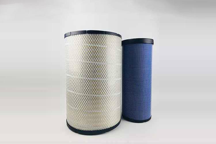 在安裝時，空氣濾清器與發(fā)動機進氣管之間無論是采用法蘭、橡膠管聯(lián)接還是直接聯(lián)接