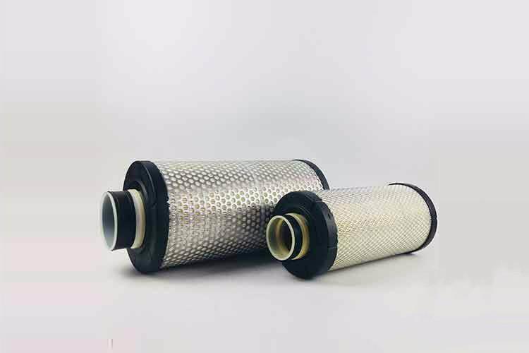 對于空氣濾清器冒煙的發動機，可以拆下進氣管，然后觀察氣缸蓋的進氣口