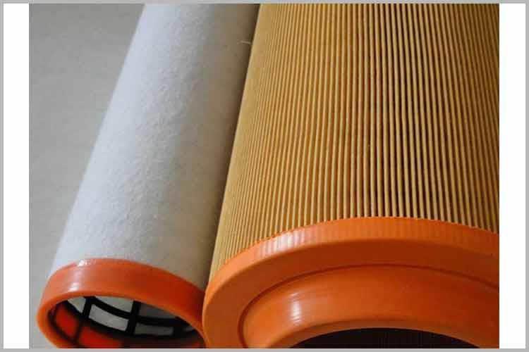 按空壓機過濾器產品標識方向正確連接進氣口、出氣口，并保障垂直安裝